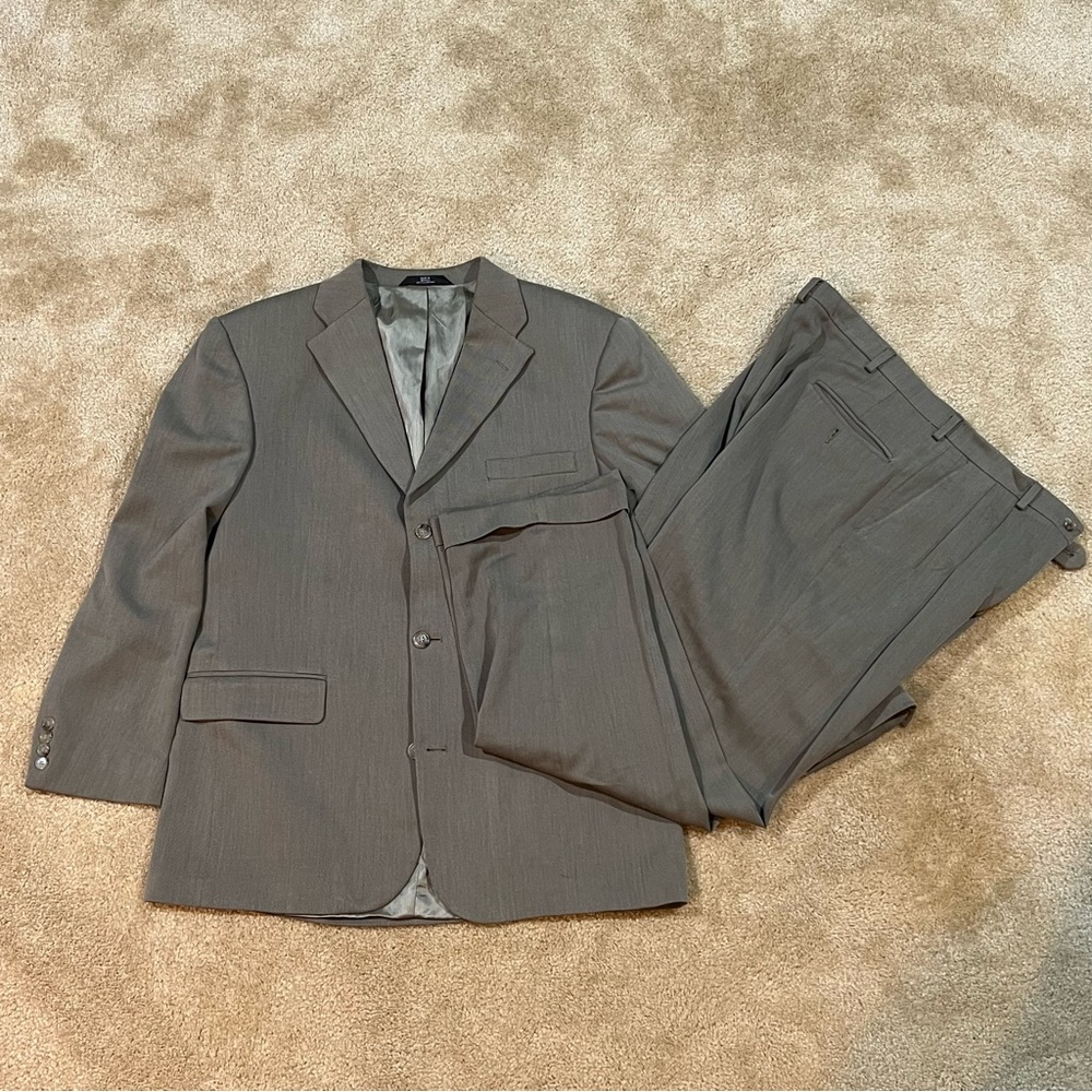 Black Label Haggar Brown Suit - 44R Jacket, 34W/30L Pants: Refined Elegance